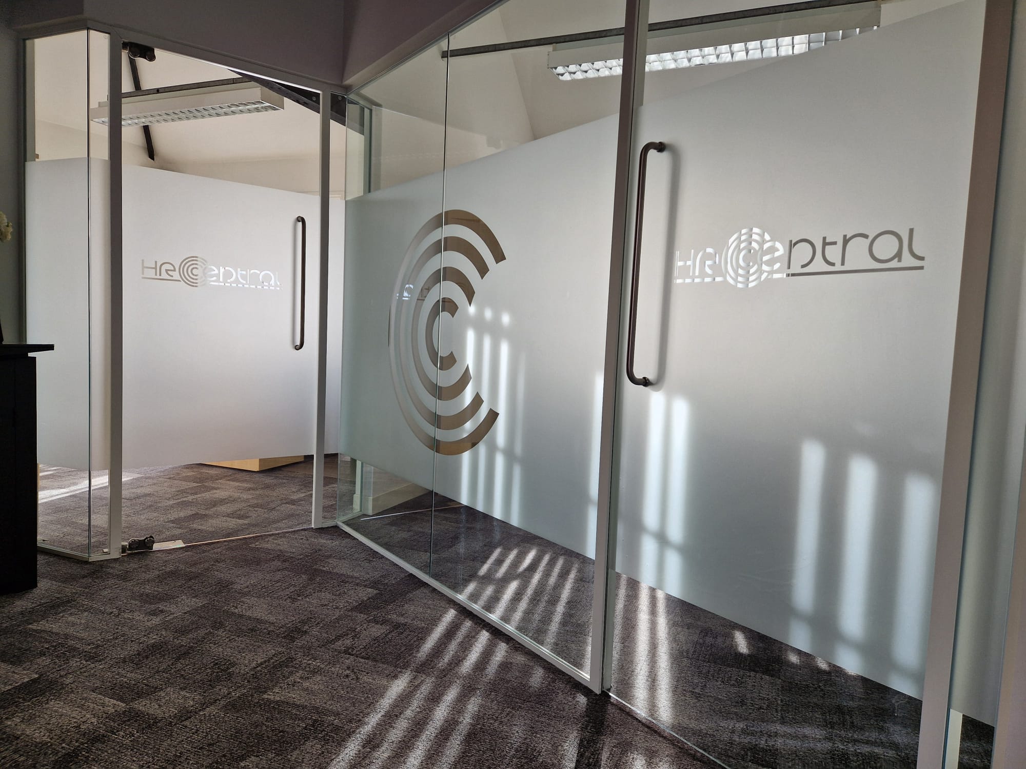 HR Central frosted glass manifestation by Signscope